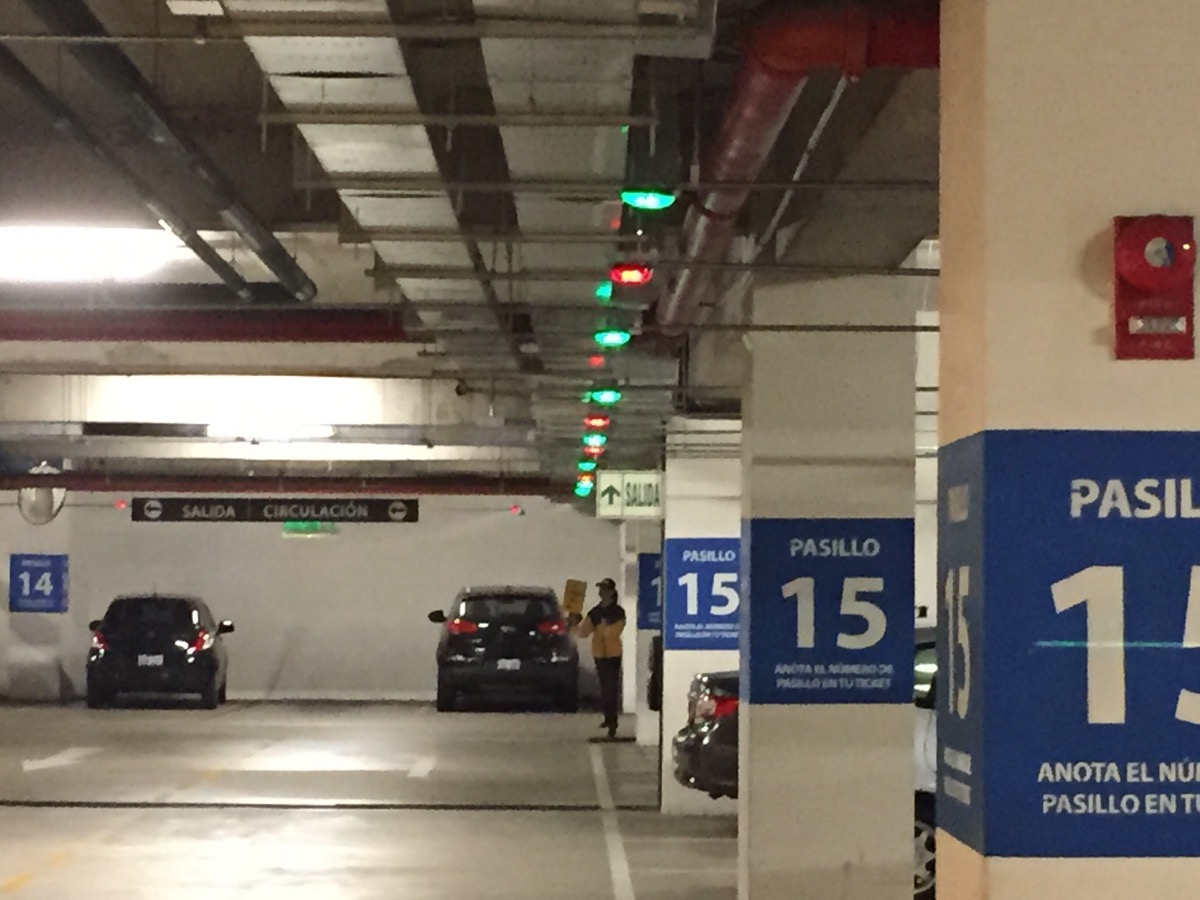 Sistema de guía de estacionamiento inteligente
