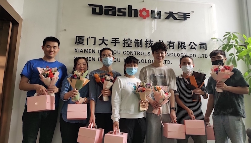 Dashou organiza una fiesta de cumpleaños para los empleados todos los meses

